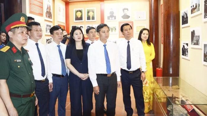 Các đại biểu thăm Khu trưng bày tư liệu, hiện vật về cuộc đời, thân thế, sự nghiệp của Tổng Bí thư Nguyễn Văn Cừ.