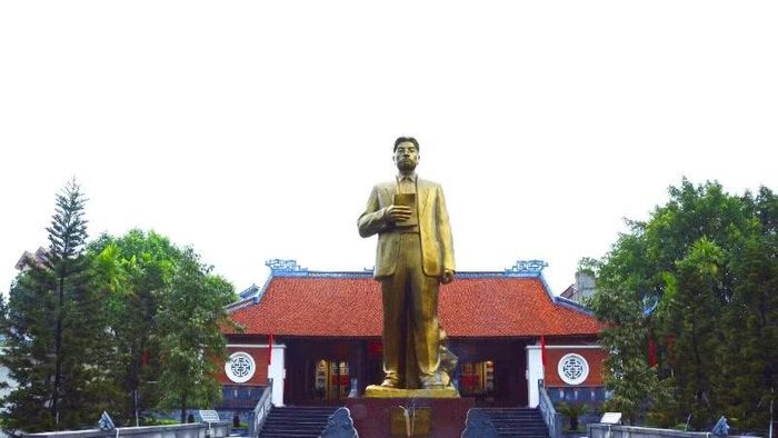 Tượng đài Tổng Bí thư Nguyễn Văn Cừ trong khuôn viên khu lưu niệm.