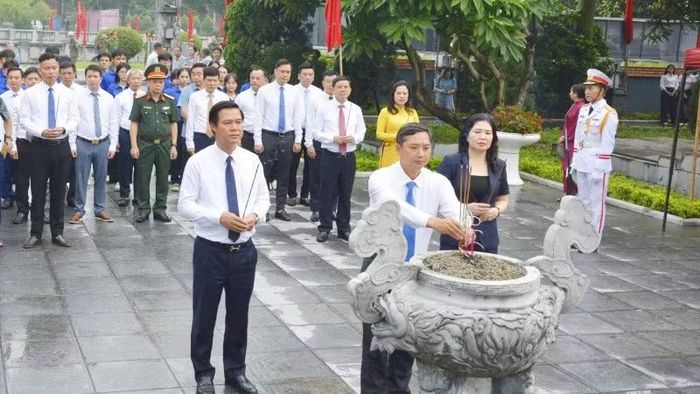 Các đồng chí lãnh đạo tỉnh dâng hương tưởng niệm Tổng Bí thư Nguyễn Văn Cừ.