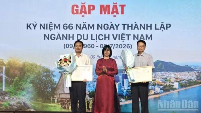 Phó Chủ tịch Ủy ban nhân dân tỉnh Gia Lai Nguyễn Thị Thanh Lịch trao quyết định công nhận điểm du lịch Vườn quốc gia Kon Ka Kinh và điểm du lịch Yuragi Chaya Quy Nhơn.