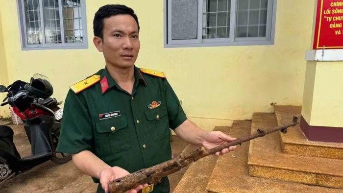 Thiếu tá Nguyễn Đình Quân và một phần của khẩu súng CKC bị hư hỏng.