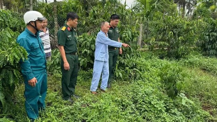 Ông Võ Văn Chương, trú tại thôn Phước Trạch 1, xã Ea Phê chỉ vị trí phát hiện các mảnh xương.