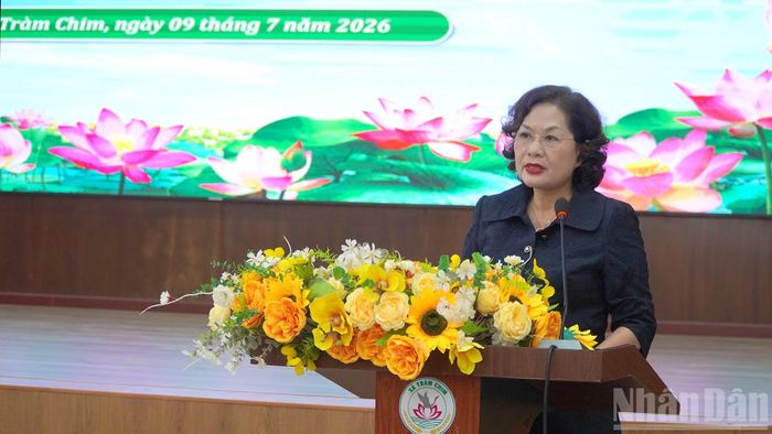 Đồng chí Nguyễn Thị Hồng, Phó Chủ tịch Quốc hội phát biểu tại buổi thăm và tặng quà gia đình chính sách, người có công với cách mạng trên địa bàn xã Tràm Chim, tỉnh Đồng Tháp.