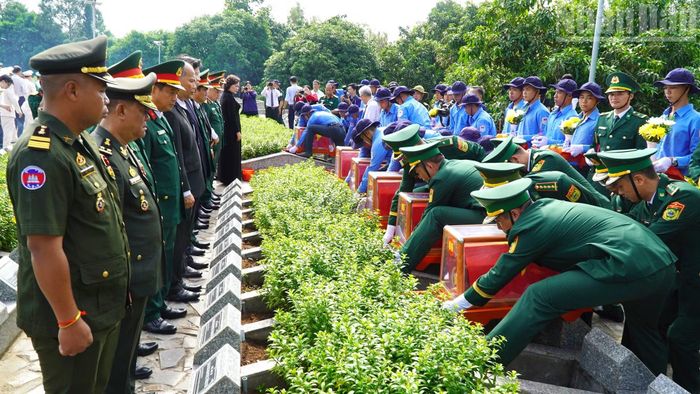 Nghi thức lễ truy điệu, an táng hài cốt liệt sĩ.