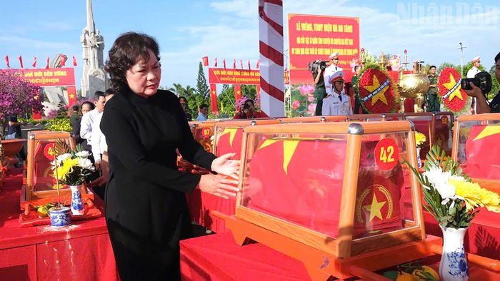 Đồng chí Nguyễn Thị Hồng, Phó Chủ tịch Quốc hội viếng các Anh hùng liệt sĩ.