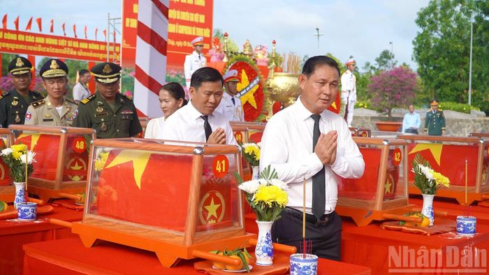 Đại biểu viếng các Anh hùng liệt sĩ.