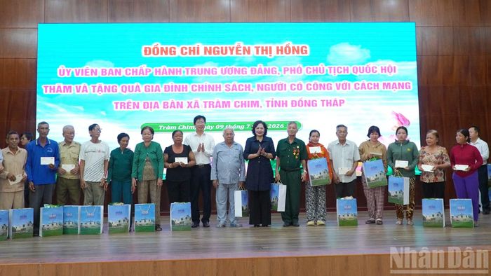 Đồng chí Nguyễn Thị Hồng, Phó Chủ tịch Quốc hội và lãnh đạo tỉnh Đồng Tháp trao quà tặng gia đình chính sách, người có công với cách mạng trên địa bàn xã Tràm Chim, tỉnh Đồng Tháp.