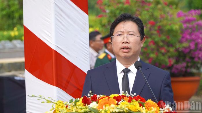 Phó Chủ tịch Ủy ban nhân dân tỉnh Đồng Tháp Huỳnh Minh Tuấn đọc điếu văn tại buổi lễ.