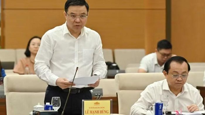 Bộ trưởng Công Thương Lê Mạnh Hùng trình bày Tờ trình tại Phiên họp. (Ảnh: THỦY NGUYÊN)