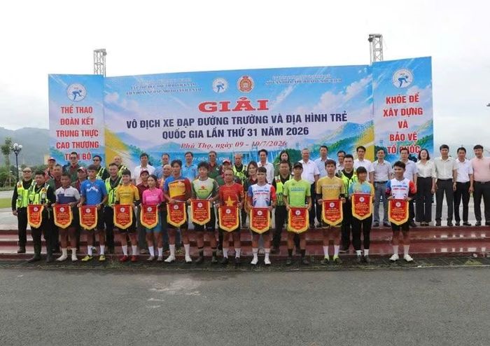 Ban tổ chức trao cờ lưu niệm cho các đội tham gia.