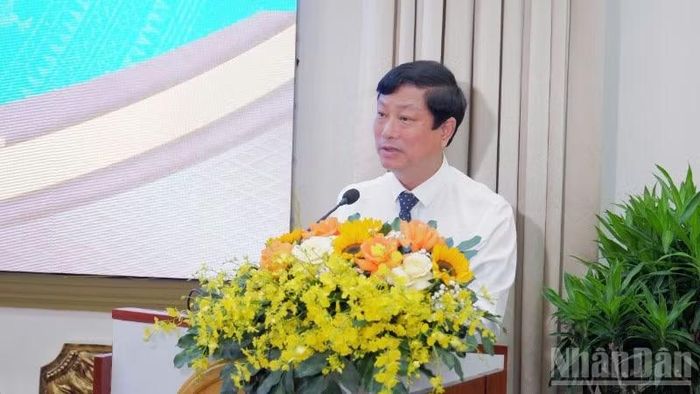 Đồng chí Võ Văn Minh, Ủy viên Trung ương Đảng, Chủ tịch Hội đồng nhân dân thành phố phát biểu tại hội nghị.