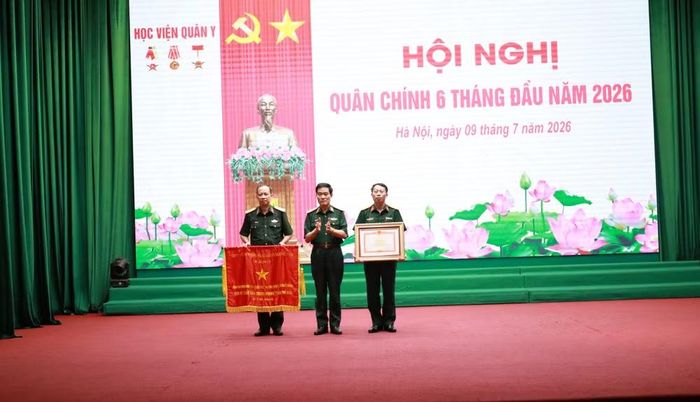 Lãnh đạo Học viện Quân y khen thưởng các tập thể, cá nhân đạt thành tích xuất sắc trong thực hiện nhiệm vụ thời gian qua.