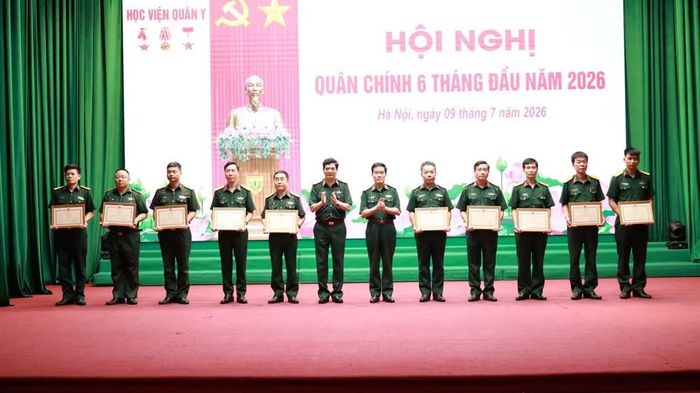Lãnh đạo Học viện Quân y khen thưởng các tập thể, cá nhân đạt thành tích xuất sắc trong thực hiện nhiệm vụ thời gian qua.