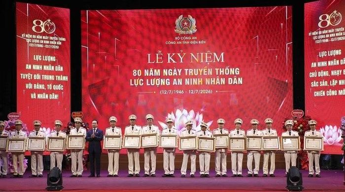 Đồng chí Trần Tiến Dũng, Ủy viên Trung ương Đảng, Bí thư Tỉnh ủy Điện Biên trao Huân chương Bảo vệ Tổ quốc hạng Ba của Chủ tịch nước tặng các cá nhân thuộc Công an tỉnh Điện Biên.