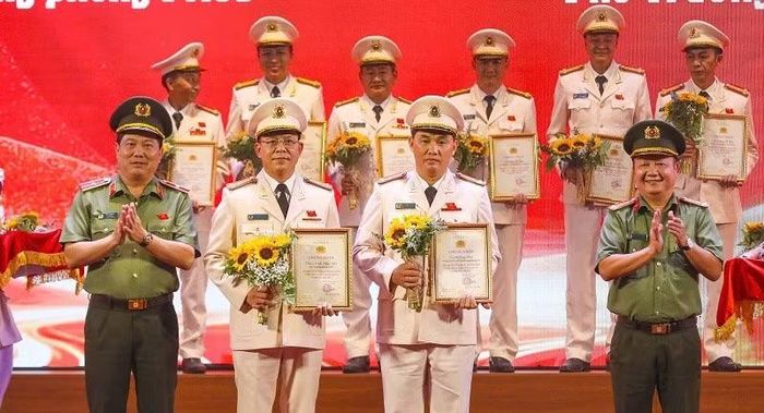 Thiếu tướng Vũ Văn Đấu, Giám đốc Công an tỉnh Điện Biên và Đại tá Giàng Páo Sính, Phó Giám đốc Công an tỉnh chúc mừng các cá nhân, tập thể được tôn vinh điển hình tiên tiến trong đợt thi đua cao điểm "80 ngày đêm lập công vì Tổ quốc bình yên, vì hạnh phúc nhân dân".