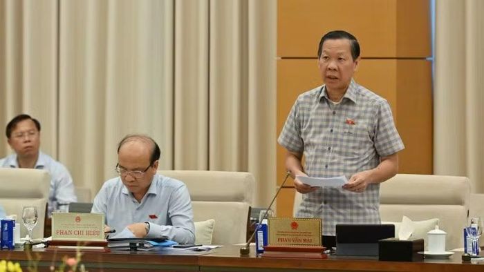 Chủ nhiệm Ủy ban Kinh tế và Tài chính Phan Văn Mãi báo cáo tại Phiên họp. (Ảnh: THỦY NGUYÊN)
