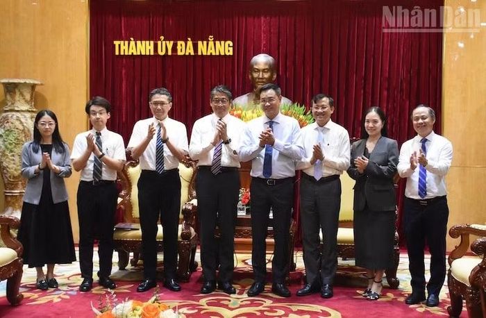 Các đại biểu chụp ảnh lưu niệm tại buổi làm việc.
