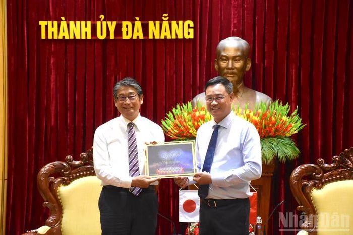 Đồng chí Lê Ngọc Quang trao tặng Đại sứ Ito Naoki tấm ảnh pháo hoa của đội Nhật Bản trình diễn tại Lễ hội pháo hoa quốc tế Đà Nẵng năm 2026.