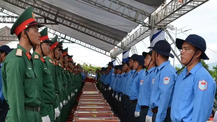 Thực hiện nghi thức Lễ hạ huyệt các liệt sĩ.