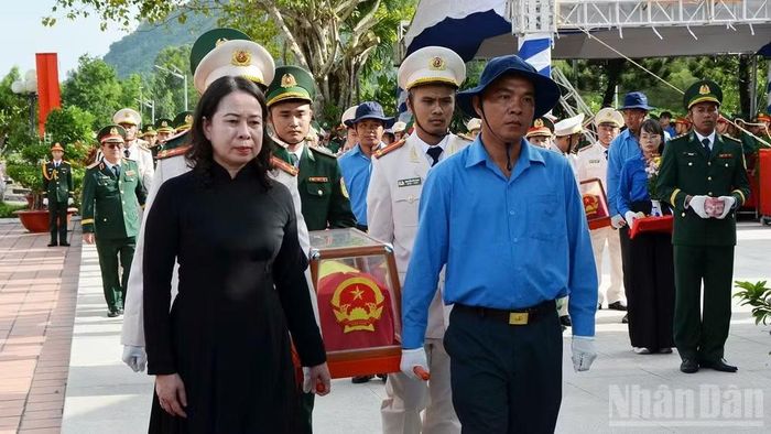 Đưa hài cốt các liệt sĩ về đất mẹ.