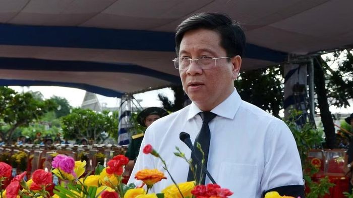 Chủ tịch Ủy ban nhân dân tỉnh An Giang Hồ Văn Mừng đọc điếu văn tại lễ viếng, truy điệu.
