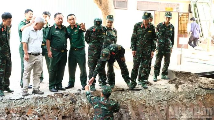 Thiếu tướng Nguyễn Thành Trung, Chính ủy Bộ Tư lệnh Thành phố Hồ Chí Minh tại hiện trường khu vực tìm kiếm.