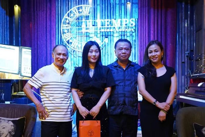 Từ trái sang: Nhạc sĩ Ngọc Khuê, người đã có những sáng tác âm nhạc về Tổng Bí thư Lê Duẩn, Nghệ sĩ Ưu tú Hương Giang và hai cháu nội của đồng chí Lê Duẩn là Lê Khánh Hưng và Lê Ngọc Hiếu.