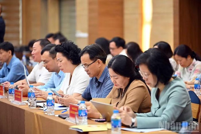 Các đại biểu nghiên cứu tài liệu tại Hội nghị.