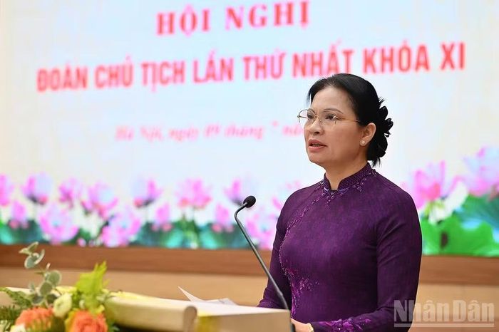 Đồng chí Hà Thị Nga trình bày dự thảo Quy chế hoạt động của Ủy ban Trung ương, Đoàn Chủ tịch, Ban Thường trực Ủy ban Trung ương Mặt trận Tổ quốc Việt Nam khóa XI, nhiệm kỳ 2026-2031.