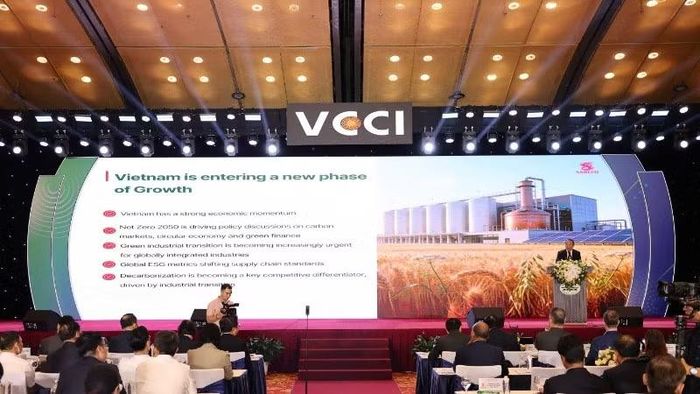 Ông Larry Lee - Phó Tổng giám đốc SABECO trình bày tại diễn đàn. (Ảnh: VCCI)