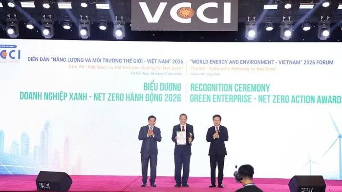 Ông Larry Lee đại diện SABECO nhận bằng khen “Doanh nghiệp Xanh-Net Zero hành động 2026” tại diễn đàn. (Ảnh: VCCI)
