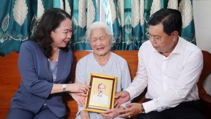 Đồng chí Võ Thị Ánh Xuân thăm, tặng quà Mẹ Việt Nam Anh hùng Nguyễn Thị Hến.