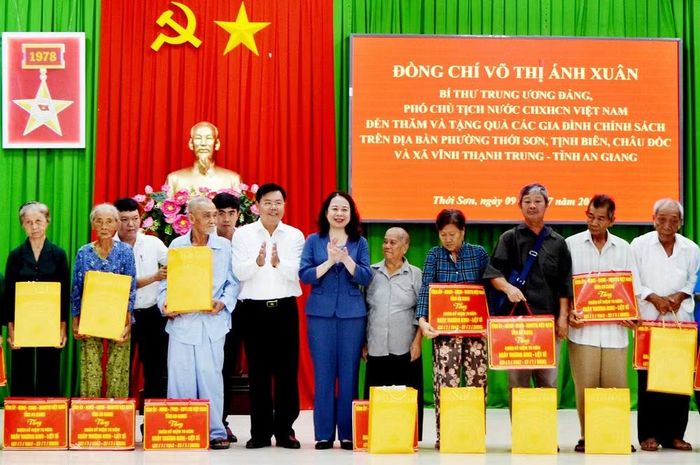 Phó Chủ tịch nước Võ Thị Ánh Xuân tặng quà các hộ gia đình chính sách.