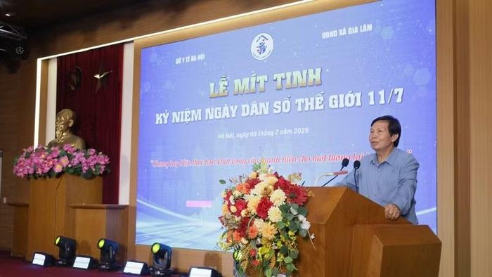 Phó Giám đốc Sở Y tế Hà Nội Trần Văn Chung phát biểu tại lễ mít-tinh
