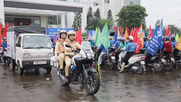 Lực lượng đoàn viên, thanh niên và người dân tham gia diễu hành hưởng ứng Ngày Dân số Thế giới (11/7) năm 2026.