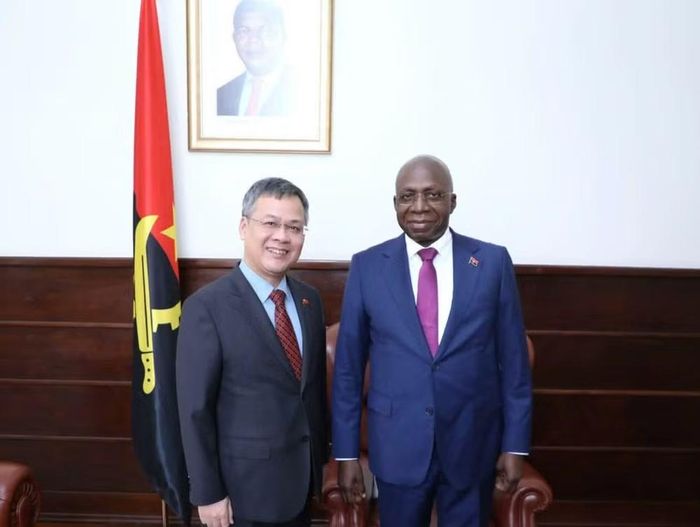 Bộ trưởng Ngoại giao Angola Téte António và Đại sứ Dương Chính Chức. (Ảnh: Đại sứ quán Việt Nam tại Angola cung cấp)