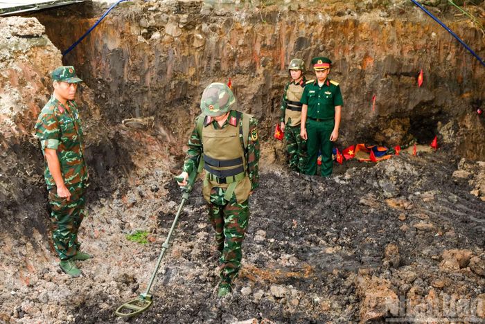 Công tác rà mìn được thực hiện khẩn trương trong buổi sáng.