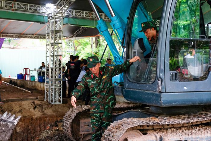 Quá trình cất bốc được thực hiện cẩn trọng nhằm bảo đảm nguyên trạng các vị trí phát hiện.