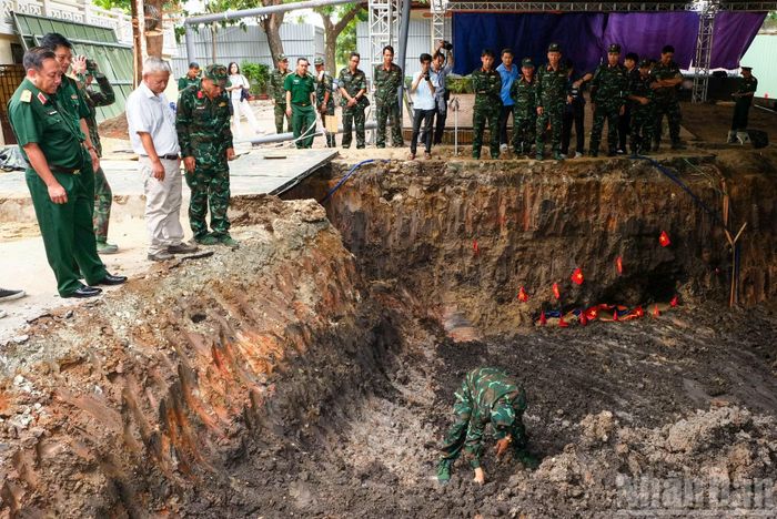 Hố khai quật ở Công viên Lê Thị Riêng, Thành phố Hồ Chí Minh được mở rộng thêm khoảng 25m2. Các lực lượng tiếp tục dồn sức tìm kiếm thêm hài cốt các Anh hùng liệt sĩ.