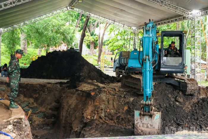 Bên cạnh đó, máy móc cùng lực lượng chuyên trách tiếp tục bóc mặt đường nhựa và lớp đất mặt.