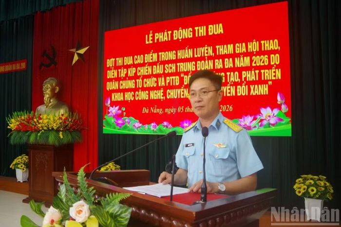 Đại tá Nguyễn Hải Hà, Chính ủy, Chủ tịch Hội đồng Thi đua-Khen thưởng Trung đoàn phát động đợt thi đua cao điểm trong huấn luyện và tham gia diễn tập.