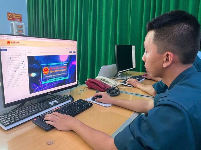Cán bộ, chiến sĩ tích cực tham gia học tập chuyển đổi số ứng dụng và thực hiện nhiệm vụ.