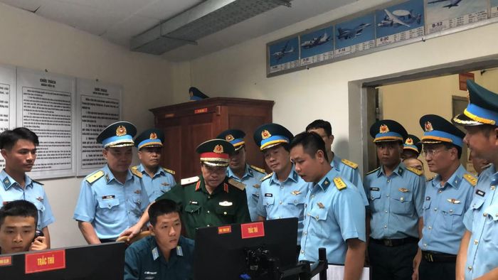 Đồng chí Thiếu tướng Nguyễn Bá Lực, Phó Tổng Tham mưu trưởng Quân đội nhân dân Việt Nam kiểm tra công tác sẵn sàng chiến đấu tại Trạm ra-đa 29 (Trung đoàn Ra-đa 290).