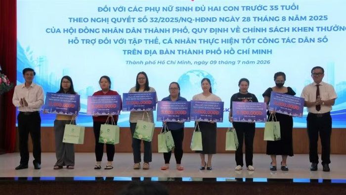 Hỗ trợ chính sách cho phụ nữ sinh đủ 2 con trước tuổi 35.