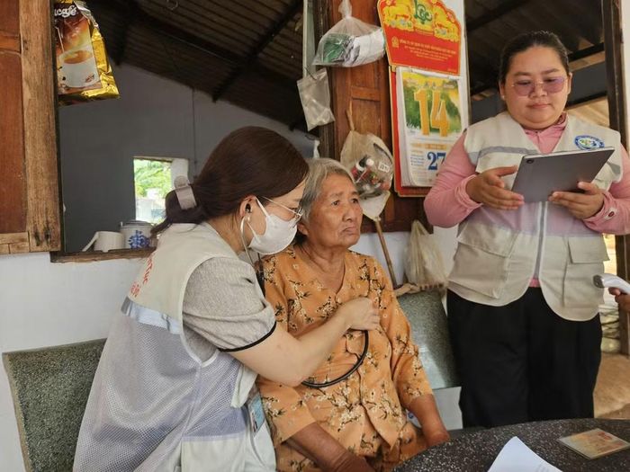 Nhân viên Trạm Y tế xã Đất Đỏ khám bệnh cho người già tại gia đình.