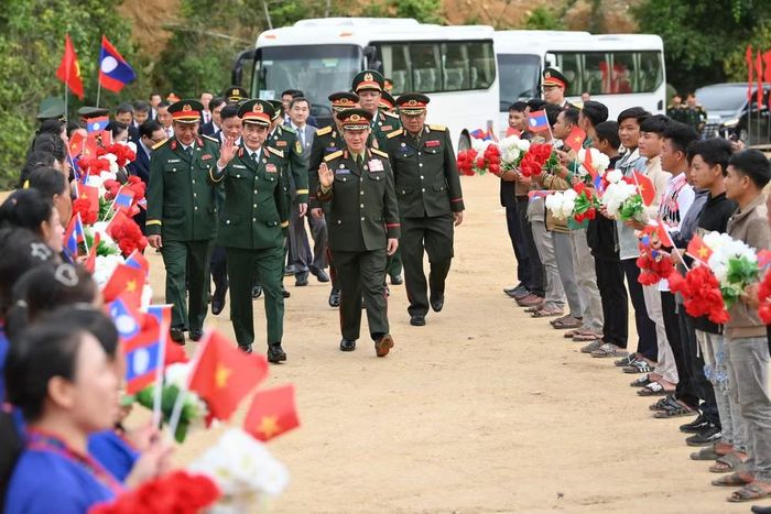 Đại tướng Phan Văn Giang và Đại tướng Khamliang Outhakaysone cùng đoàn đại biểu hai nước đến dự lễ khởi công Trạm phối hợp công tác của Đại đội Biên phòng 252.