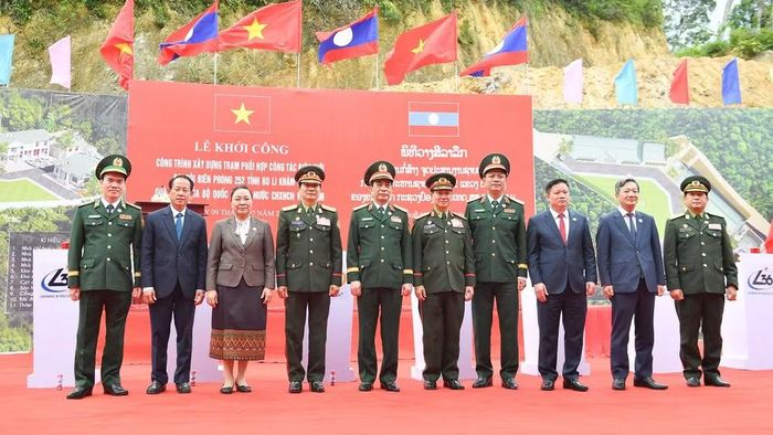 Đại tướng Phan Văn Giang và Đại tướng Khamliang Outhakaysone cùng đại biểu hai nước tại Lễ khởi công xây dựng công trình.