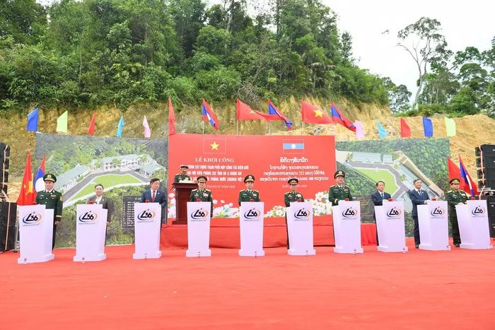 Đại tướng Phan Văn Giang và Đại tướng Khamliang Outhakaysone cùng đại biểu hai nước bấm nút khởi công xây dựng công trình.