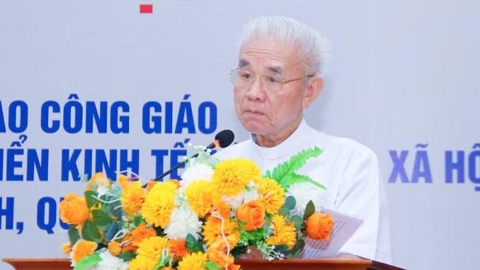 Linh mục Trần Xuân Mạnh, Chủ tịch Trung ương Ủy ban Đoàn kết Công giáo Việt Nam phát biểu đề dẫn tại hội thảo.