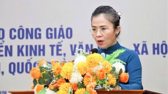 Đồng chí Võ Thị Minh Sinh, Phó Bí thư Tỉnh ủy, Chủ tịch Ủy ban Mặt trận Tổ quốc Việt Nam tỉnh Nghệ An phát biểu chào mừng hội thảo.